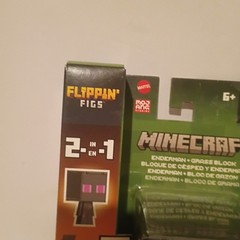 Minecraft – Flippin’ Figs – 2-in-1 – Enderman + Grass Block (Mattel Ages 6+)