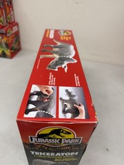 Kenner Jurassic Park Triceratops Head Ramming Action Dino Wound Series 1 w/ Box