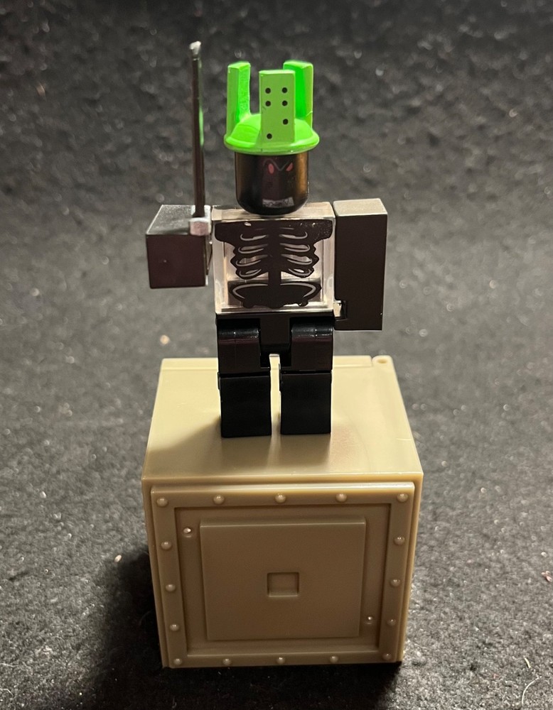 ROBLOX 1x1x1x1 Series 2 Figure with BOX Green Crown Black Sword NO CODE