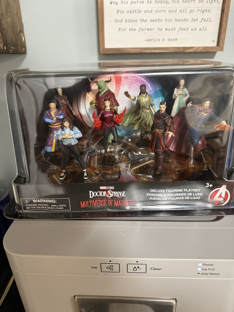 Doctor Strange in the Multiverse of Madness 9-Piece Deluxe PVC Figure Play Set