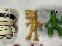 LOT OF 8 RAINBOW FRIENDS FIGURES ROBLOX 8 DIFFERENT CHARACTERS