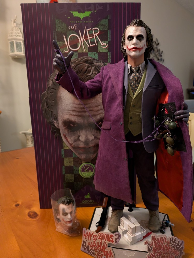 Hot Toys The Dark Knight Joker 1:4 Quarter Scale Figure QS010