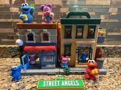2010 Hasbro Sesame Street Hooper’s Store 123 Apt Building Playset With Figures