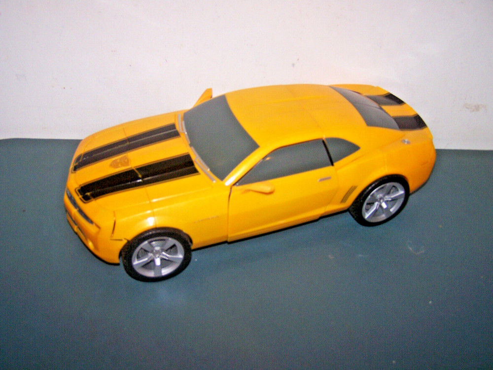 TRANSFORMERS ULTIMATE BUMBLEBEE LARGE 13.5″ CHEVROLET CAMERO CAR