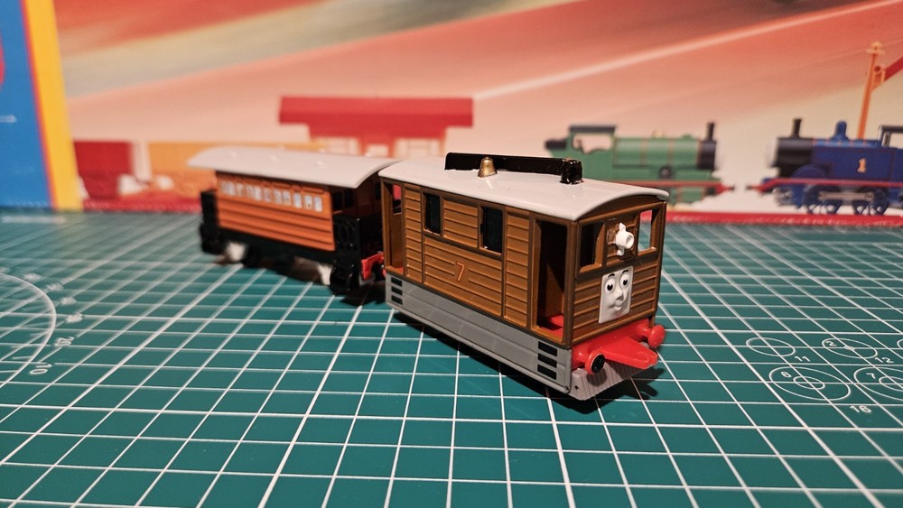 1992 ERTL Thomas & Friends Train Toby Tram & Henrietta Coach EUC