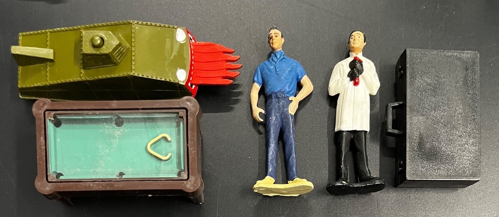 LOT-5 GILBERT 1965 JAMES BOND 007 Dragon Tank POOL TABLE Dr No ATTACHE GUN CASE