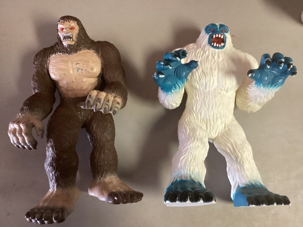 2015 Toys R Us 16 Inch Vinyl Rubber Yeti And Bigfoot Figures LOT Maidenhead