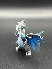 mega Charizard X TCG fig 2.5″ does not include rest of box.