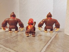 2 Donkey & 1 Diddy Kong 2.5 inch Jakks Pacific from Jungle Diorama set lot loose