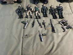 Blue Box ELITE FORCE 1/18 M1114 Up Armored Humvee Lot with 2 M113 plus figures