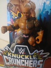 Mattel WWE Knuckle Crunchers – THE ROCK w/ Stretcher & 2-Part Pipe 3″ New