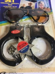 1983 Simon & Simon Action Set – badge handcuffs Gordy toys TV detective NIP New