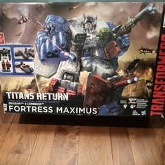 Hasbro Transformers Titans Return Fortress Maximus w/ Emissary & Cerebros Figure