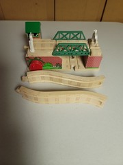 Thomas Wooden Railway Lifting Bridge & Ascending Tracks VG Condition