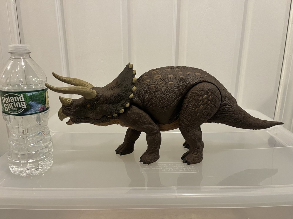 Jurassic Park World Dinosaur Habitat Defender Triceratops Figure Dino Trackers 1