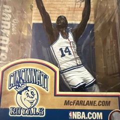 RARE!!! OSCAR ROBERTSON – CINCINNATI ROYALS – 2006 MCFARLANE – NBA LEGENDS