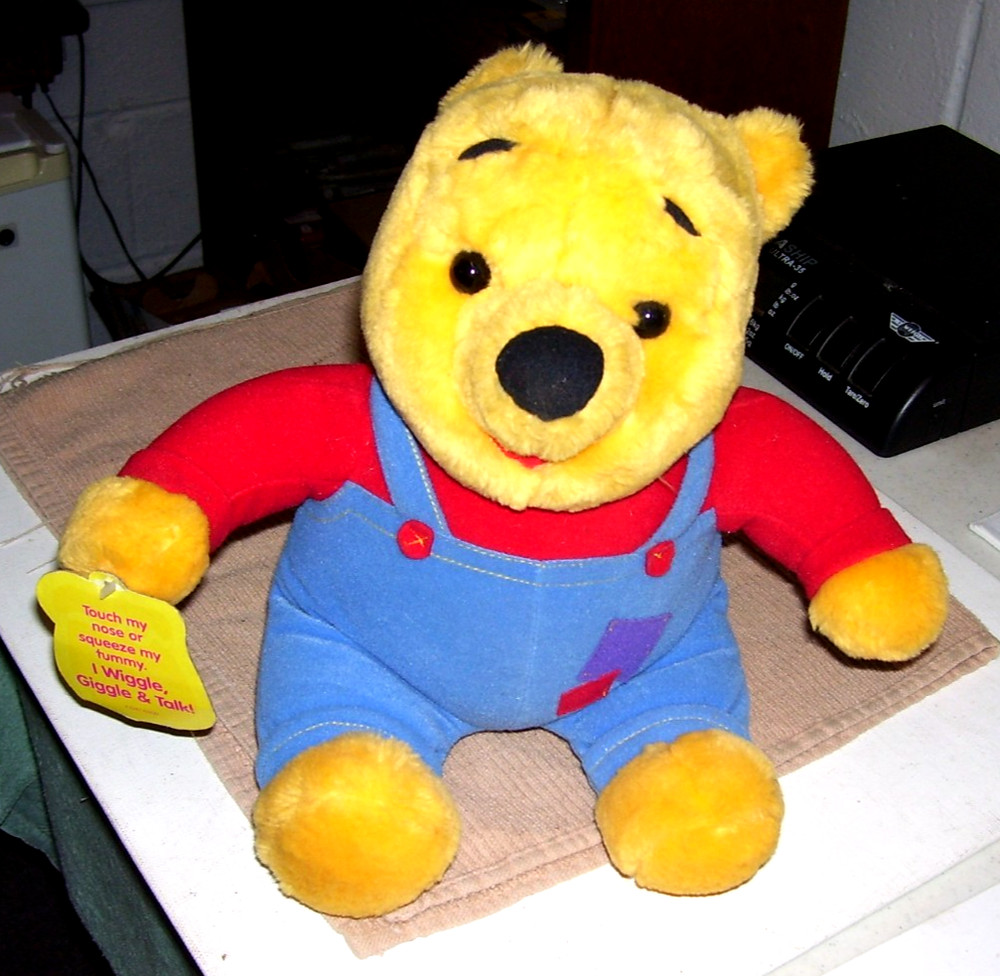 Vtg 1997 Winnie the Pooh Bear Hug and Wiggle Talking Plush Mattel. Works W/Tag