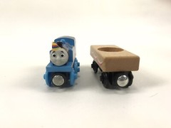 Thomas Wooden Train Happy Birthday Thomas & Cake Cargo Car Y4501 2012 Gullane