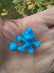 RARE OFFICIAL 1983 PEYO BLUE SMURF WITH SOCCER BALL MINI MICRO FIGURE TOY
