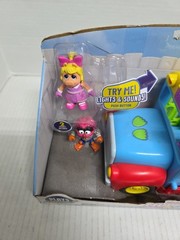 Disney Junior Muppet Babies Friendship School Bus Lights, Music, And Sounds (A1)