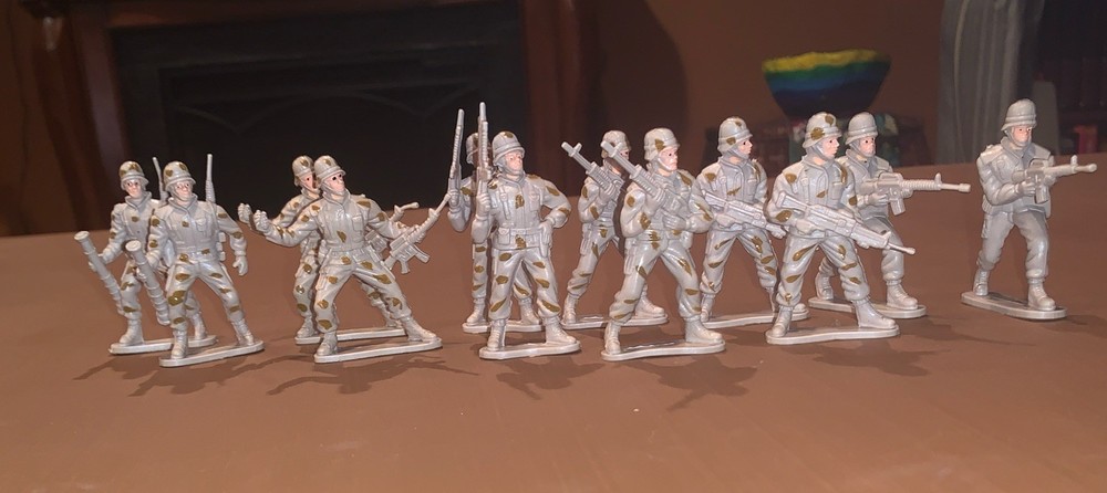 Vintage 2.5” TOY SOLDIERS Lot Of 12 in Camouflage Uniforms