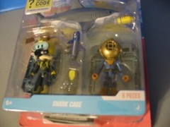 Roblox DevSeries Shark Bite 2: Shark Cage Figure Set + Exclusive Virtual Code