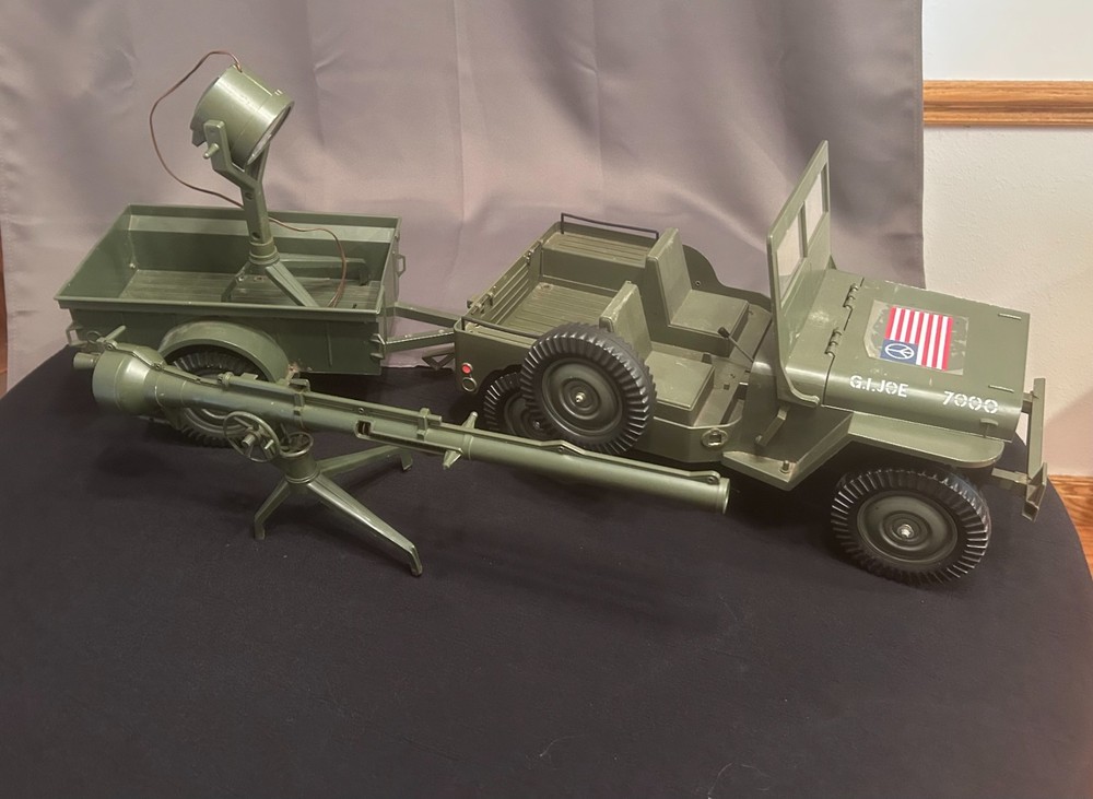 VINTAGE 1964 ORIGINAL GI JOE JEEP 7000 w/TRAILER/SEARCH LIGHT/RECOILESS CANNON