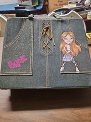 8 Bratz Dolls In Carrying Case With Accessories And Outfits Used Collection Lot