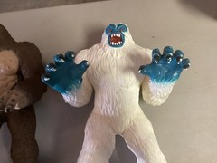 2015 Toys R Us 16 Inch Vinyl Rubber Yeti And Bigfoot Figures LOT Maidenhead