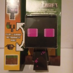 Minecraft – Flippin’ Figs – 2-in-1 – Enderman + Grass Block (Mattel Ages 6+)