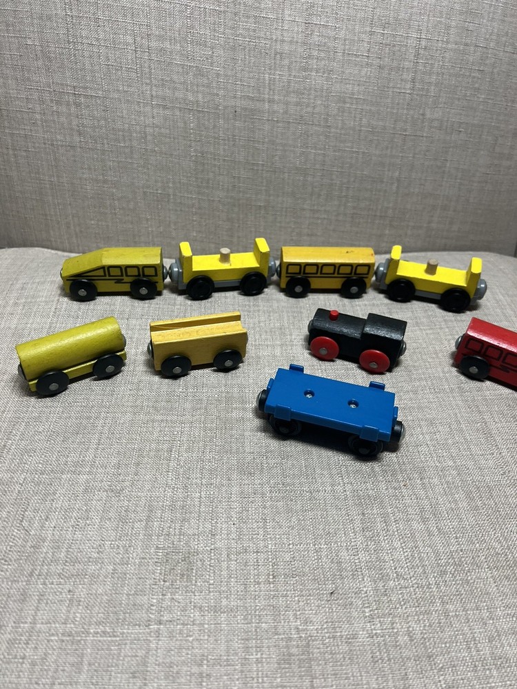 Lot of 8 Wooden Railway Train Cars Magnets Non Branded Compatible Brio / Thomas