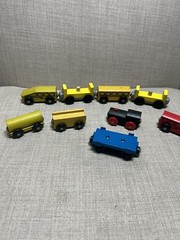 Lot of 8 Wooden Railway Train Cars Magnets Non Branded Compatible Brio / Thomas