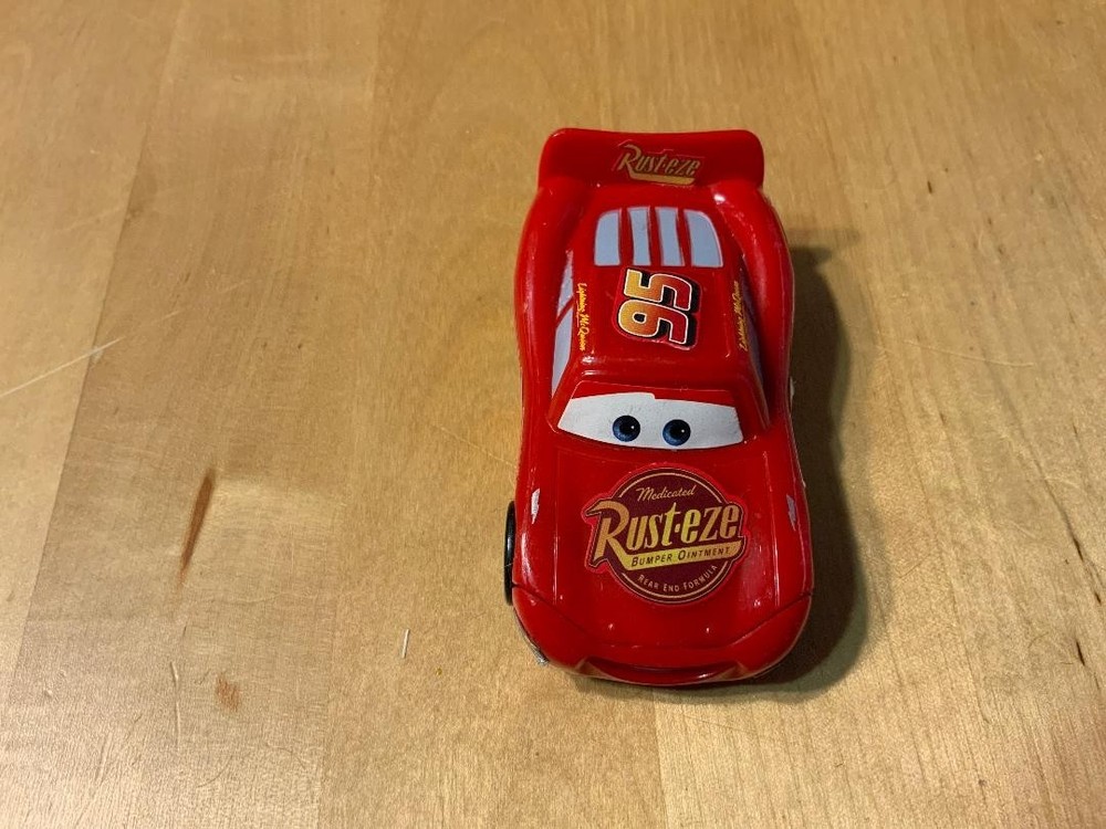 Disney Pixar Car 2 NO.95 Lightning McQueen Car Ferrari Die Casting Model Car toy