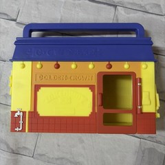 Bluey Playset, Golden Crown Restaurant Case & 15 Figures, Table, Chairs