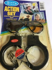 1983 Simon & Simon Action Set – badge handcuffs Gordy toys TV detective NIP New