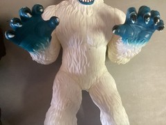 2015 Toys R Us 16 Inch Vinyl Rubber Yeti And Bigfoot Figures LOT Maidenhead