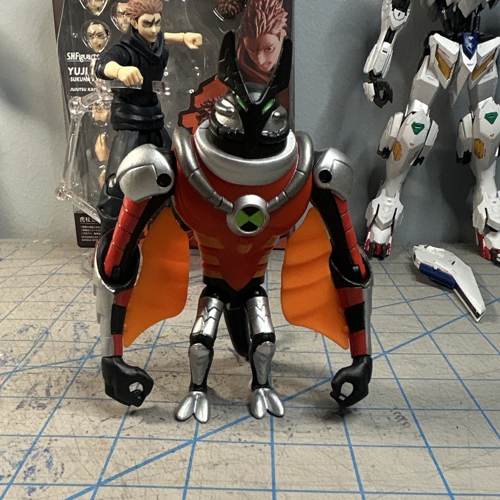Ben 10 Moth Alien Action Figure Plastic Red Silver Black Orange