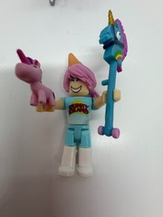 Roblox Mini Figures Lot of 20 w/multiple accessories
