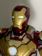 Iron Man 3 NECA 18″ Iron Man Mark XLII (42) Figure (Used with original box)