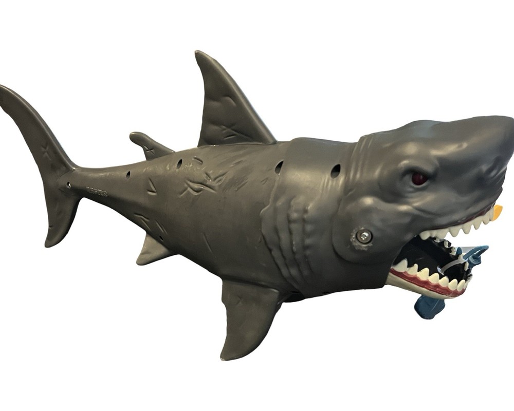 Animal Planet Great White EXTREME SHARK ADVENTURE Chomping Action Shark 15” Toy