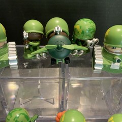 32 MGA Awesome LITTLE GREEN MEN Figure Lot GREEN BLUE With Accessories Dog Tags