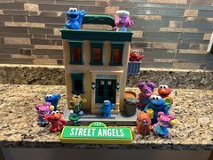 2010 Hasbro Sesame Street Hooper’s Store 123 Apt Building Playset With Figures