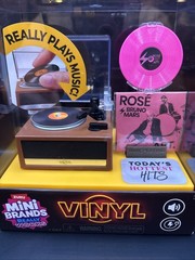 Mini Brands Really Works MINI RECORD PLAYER + CAPSULE Vinyl Playset Series 1 NEW