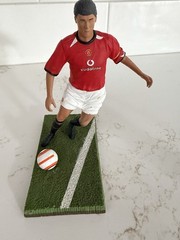 Roy Keane #16 Manchester United Soccer Plastic Figurine w/Ball & Display Base