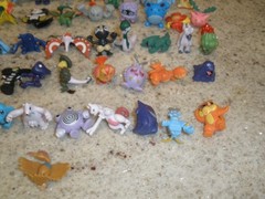 HUGE LOT OF 61 MINI POKEMON FIGURES (T125)