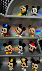 Disney Doorables 32 Mickey Mouse plus 2 Cars