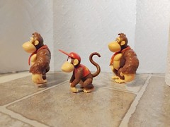 2 Donkey & 1 Diddy Kong 2.5 inch Jakks Pacific from Jungle Diorama set lot loose