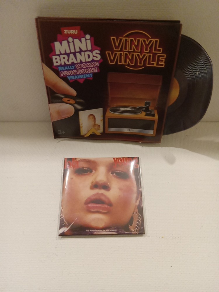 🎶 ZURU Mini Brands VINYL Series- *Common* LOLA YOUNG – Messy