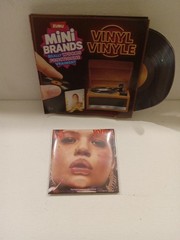🎶 ZURU Mini Brands VINYL Series- *Common* LOLA YOUNG – Messy