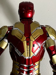 Iron Man 3 NECA 18″ Iron Man Mark XLII (42) Figure (Used with original box)
